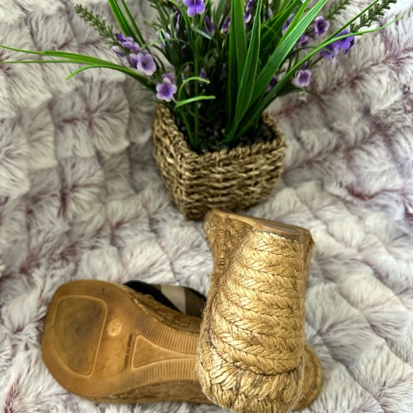 AUTHENTIC BURBERRY SANDALS price for one item only $200for both - Picture 9 of 11